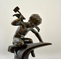 Kovácsoló puttó figura, ón, márvány talpon, jelzés nélkül, m:12 cm