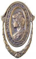 DN Női profil kopogtató hatású sárgaréz plakett, hátoldalon csavarmenettel felfüggesztéshez (65x107mm) T:2 ND Woman portrait door knocker formed Brass plaque, with screw thread on back (65x107mm) C:XF
