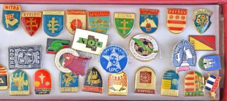 61db-os jelvény és kitűző tétel nagyrészt Csehszlovák városok címerei közte Késmárk, Nyitra, Eperjes, Ótátrafüred T:1-,2 61pcs of pins and badges mainly Czechoslovakian towns coat of arms, including: Kezmarok, Nitra, Presov, Stary Smokovec C:AU,XF