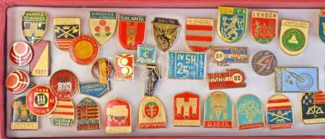 61db-os jelvény és kitűző tétel nagyrészt Csehszlovák városok címerei közte Késmárk, Nyitra, Eperjes...