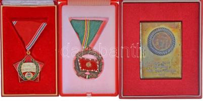 Vegyes 4db-os szocialista kitüntetés és plakett tétel közte "A Haza Szolgálatáért", "Kiváló Munkáért", 1969. "KPVDSZ Pénzintézetek Spartakiad" plakett eredeti tokban T:2,2-