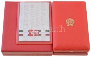 Vegyes 4db-os szocialista kitüntetés és plakett tétel közte "A Haza Szolgálatáért", "...