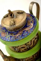 Jádéval és rekeszzománccal díszített fém teáskanna, tetején apró majomfigurával, m: 12 cm