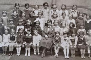 cca 1930-1940 Tablóképek a Mária Terézia Gimnázium diákjairól, 7 db, kartonra ragasztva (egy kivétel...