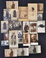 cca 1880-1930 Dr. Weisz Bernát békéscsabai királyi közjegyző fotóhagyatéka, 21 db, benne Divald Károly Eperjes keményhátú műtermi fotók, sírról készült fénykép, 8,5x6 cm és 21x10 cm közti méretben