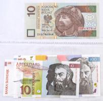 Négygyűrűs mappa 10db hármas osztású berakólappal, benne nagyrészt jó állapotú külföldi és magyar ba...