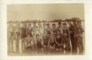 Nemzeti Sport Club (NSC) folyami úszó csoportja / Hungarian National Sport Club swimming team, photo (Rb)