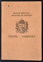1932-1934 Bp., Magyar Királyság által kiadott fényképes útlevél fogalmazó részére, okmánybélyeggel, ...