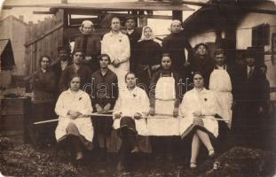 1928 Macesz gyári munkások csoportképe, Judaika / Matzo factory with workers' group photo. Judaica (fl)