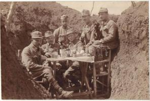 Osztrák-magyar katonák a lövészárokban kártyázás és borozás közben / WWI K.u.K. military, soldiers in the infantry entrenchment, playing cards and drinking wine, photo