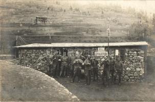 Osztrák-magyar katonák zenélnek a fronton a Koplaló Csárda előtt / WWI K.u.K. military, soldiers music band in front of the field restaurant, Photograph-Atelier des k.u.k. Inf. Reg. Schreiber No. 26. photo