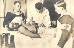 ~1916 Osztrák-magyar matrózok műtét közben a fedélzeten sebésszel / K.u.K. Kriegsmarine, mariners with doctor during surgical operation on board, photo