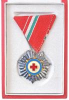 ~1970- Vöröskeresztes munkáért ezüst fokozata, zománcozott, ezüstözött Br kitüntetés mellszalagon, kitűzővel, tokban T:2 ezüstözés kopott