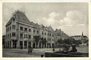 Léva, Levice; Köztársaság tér, Földműves Kölcsönös Pénztár, Dohány nagyáruda, Józsefcsek udvar, Knapp Dávid áruháza / Republikánské námestie / square, bank, shops, automobile (EK)