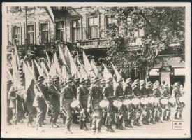 cca 1920-1930 2 db felvonulási fotó (Hősök tere, budapesti utca), hátuljukon feliratozva, 13×18 cm
