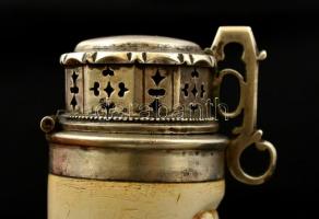 Tajtékpipa, ezüst (Ag.) áttört fejjel, homlokán Kossuth faragott arcképével, a csapillesztésnél &quo...