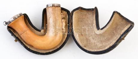 Tajtékpipa, ezüst (Ag.) szerelékkel, homlokán családi címerrel, jelzett,  bőr tokban, 8×6 cm /

Me...