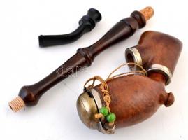 Kétrészes fa pipa szárral, fém fejjel, jelzett ("Gora Trade Mark"), m: 23,5 cm /

Wooden...