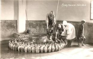 Székelyudvarhely, Odorheiu Secuiesc; Szejke borvíz palackokba töltése, reklámlap / pouring mineral water into bottles, advertisement, Kovács István photo