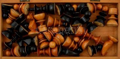 Sakk készlet, sérült figurákkal és táblával, 31,5×32 cm