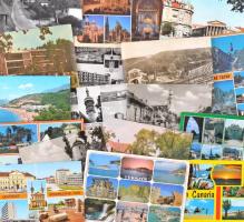 Kb. 450 db MODERN magyar és külföldi városképes lap dobozban / Cca.  450 modern Hungarian and European town-view postcards in a box