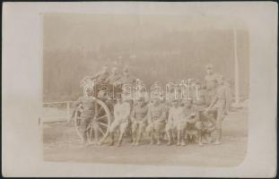 cca 1914-1918 Katonai csoportkép, a háttérben tábori tarackkal, fotólap, 8x13 cm.