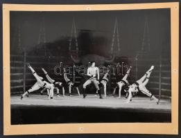 cca 1970 Életkép a Pécsi Balettszínház életéből, nagyméretű fotó, hátulján feliratozva, kartonra ragasztva, 21,5×30,5 cm