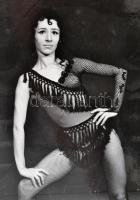 cca 1970 Életkép a Pécsi Balettszínház életéből, nagyméretű fotó, hátulján feliratozva, kartonra rag...