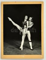 cca 1970 Életkép a Pécsi Balettszínház életéből, nagyméretű fotó, hátulján feliratozva, kartonra ragasztva, 30,5×24 cm