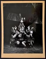 cca 1970 Életkép a Pécsi Balettszínház életéből, nagyméretű fotó, hátulján feliratozva, kartonra ragasztva, 30,5×24 cm