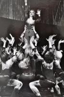 cca 1970 Életkép a Pécsi Balettszínház életéből, nagyméretű fotó, hátulján feliratozva, kartonra rag...