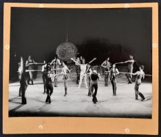cca 1970 Életkép a Pécsi Balettszínház életéből, nagyméretű fotó, hátulján feliratozva, kartonra ragasztva, 24×30,5 cm