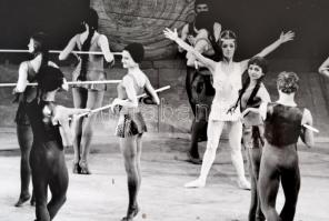 cca 1970 Életkép a Pécsi Balettszínház életéből, nagyméretű fotó, hátulján feliratozva, kartonra rag...