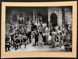 cca 1970 Életkép a Pécsi Balettszínház életéből, nagyméretű fotó, hátulján feliratozva, kartonra ragasztva, 21×30 cm