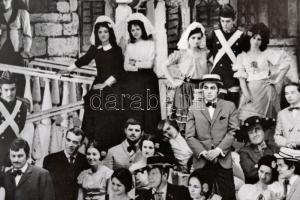 cca 1970 Életkép a Pécsi Balettszínház életéből, nagyméretű fotó, hátulján feliratozva, kartonra rag...