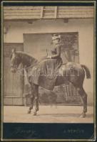 cca 1880-1890 Hölgy lovasportréja, keményhátú fotó, Nagy műtereme, Jászberény, 15x10 cm.