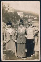 1915 Abbázia, Katonatiszt hölgyek társaságában, műtermi háttér előtt, fotólap, 14x9 cm