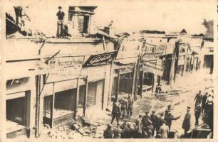 Brassó, Kronstadt, Brasov; I. világháborús harcok után, román katonák, romok / the city after WWI battles, ruins, romanian officers, photo