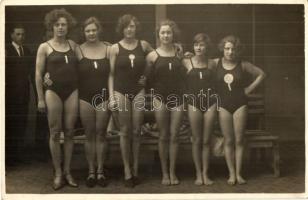 1924 A bécsi hölgyúszó gárda, két tagon Dávid-csillag / Viennese female swimming team with the Star of David, Pobuda Alfréd photo