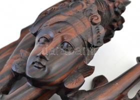 Díszesen faragott keleti (indonéz?) szobor, fa, jelzés nélkül, kis repedéssel, m: 51 cm