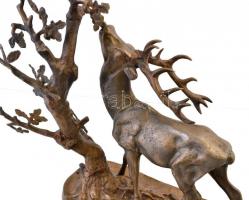 Legelő szarvas, bronz szobor, jelzés nélkül, m: 38,5 cm
