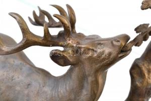 Legelő szarvas, bronz szobor, jelzés nélkül, m: 38,5 cm