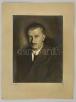 1934 Miskolc, dr. Kiss Ferenc (1875-1941) anatómia professzor kartonra kasírozott fotója Roth Anny műterméből, 23x17 cm