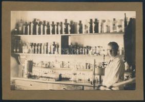 cca 1930-1940 Gyógyszertár belső tere, kartonra ragasztott fotó, 8,5x13,5 cm