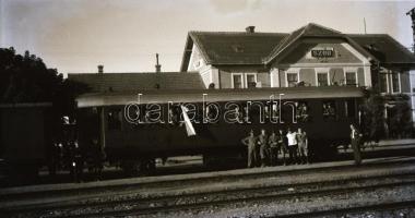 cca 1940 Szob, vasútállomás, katonák indulás előtt, 4 db korabeli fotónegatív, 7x11 cm