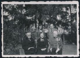 1939 Rimaszombat, dr. Szabó Elemér orvos-tábornok ismerősei vagy családtagjai körében, 6x8,5 cm