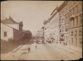 cca 1890 Budapest VI., Podmaniczky utca, nagyméretű, mozgalmas papír fotó hajtásnyomokkal 28x20 cm