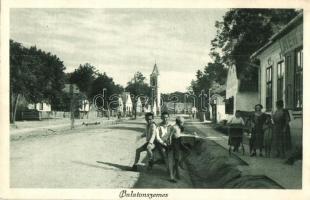 Balatonszemes, utcakép "Méh" üzlettel