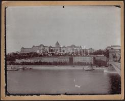 cca 1900 Budapest, A budavári palota és a dunai házsor a Lánchíd mellett. Nagyméretű keményhátú fotó. 28x23 cm