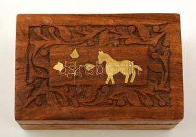 Lovacskás doboz, faragott fa réz lapos berakással, apró repedéssel, 15×10 cm